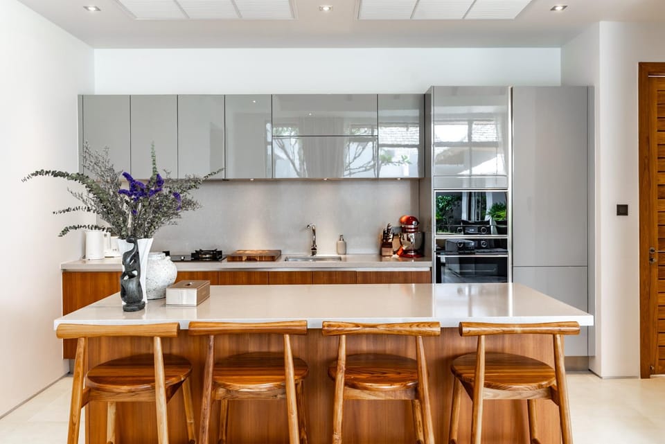 Kitchen or kitchenette, minibar