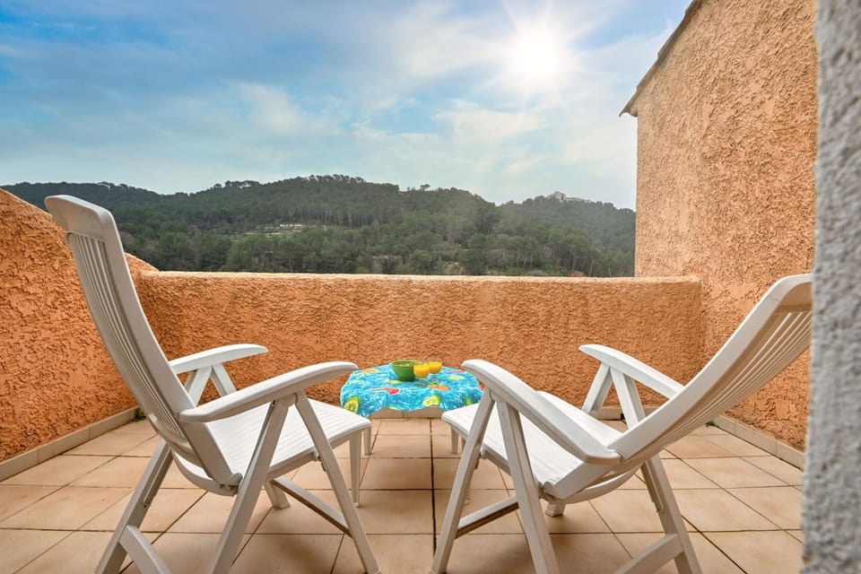 Patio, Mountain view, sunbed