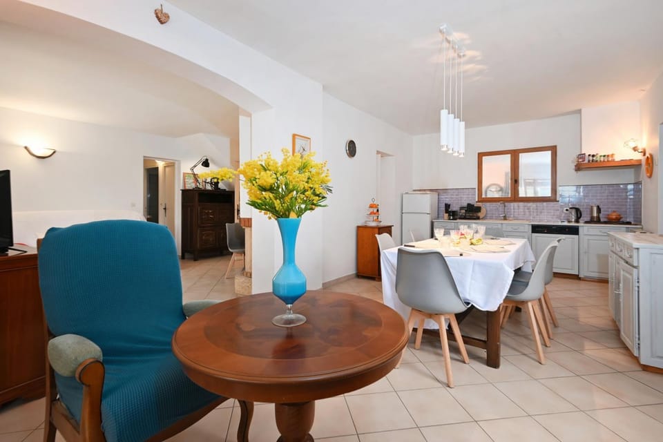 Kitchen or kitchenette, Living room, Dining area