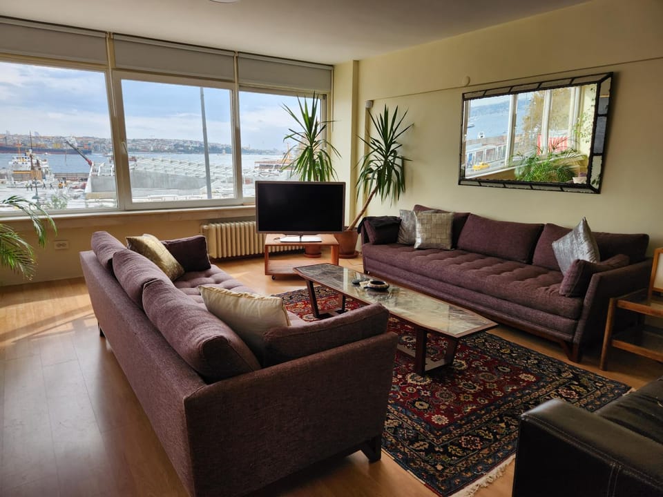 Communal lounge/ TV room, Natural landscape, TV and multimedia, Living room, Seating area, Sea view, Sea view