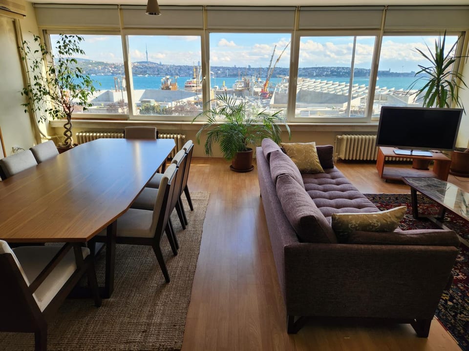 Communal lounge/ TV room, Natural landscape, TV and multimedia, View (from property/room), Living room, Seating area, Dining area, Sea view