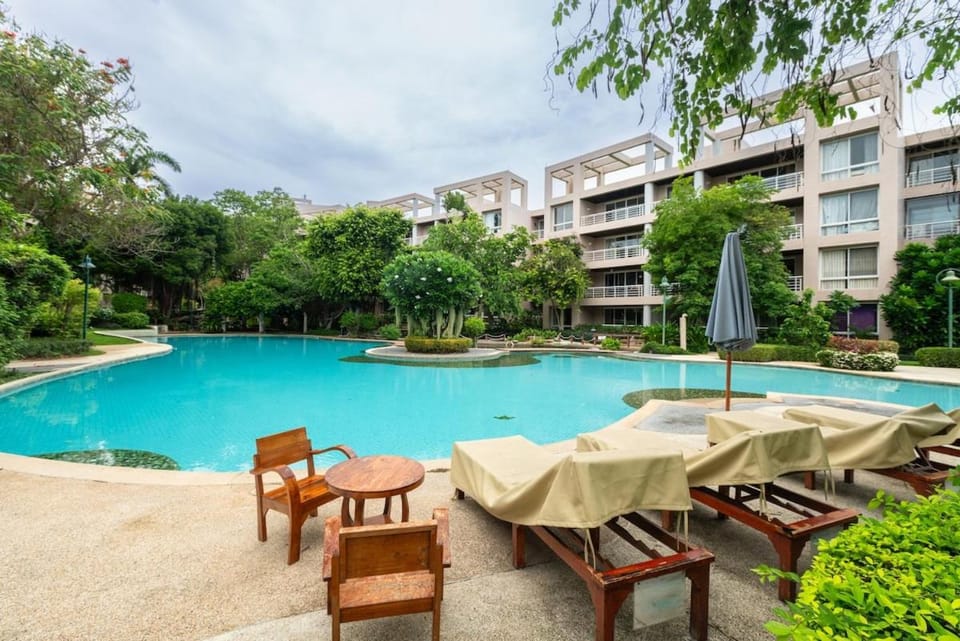 100 Oceanfront Apartment with 3 Pools and Garden Apartment in Nong Kae