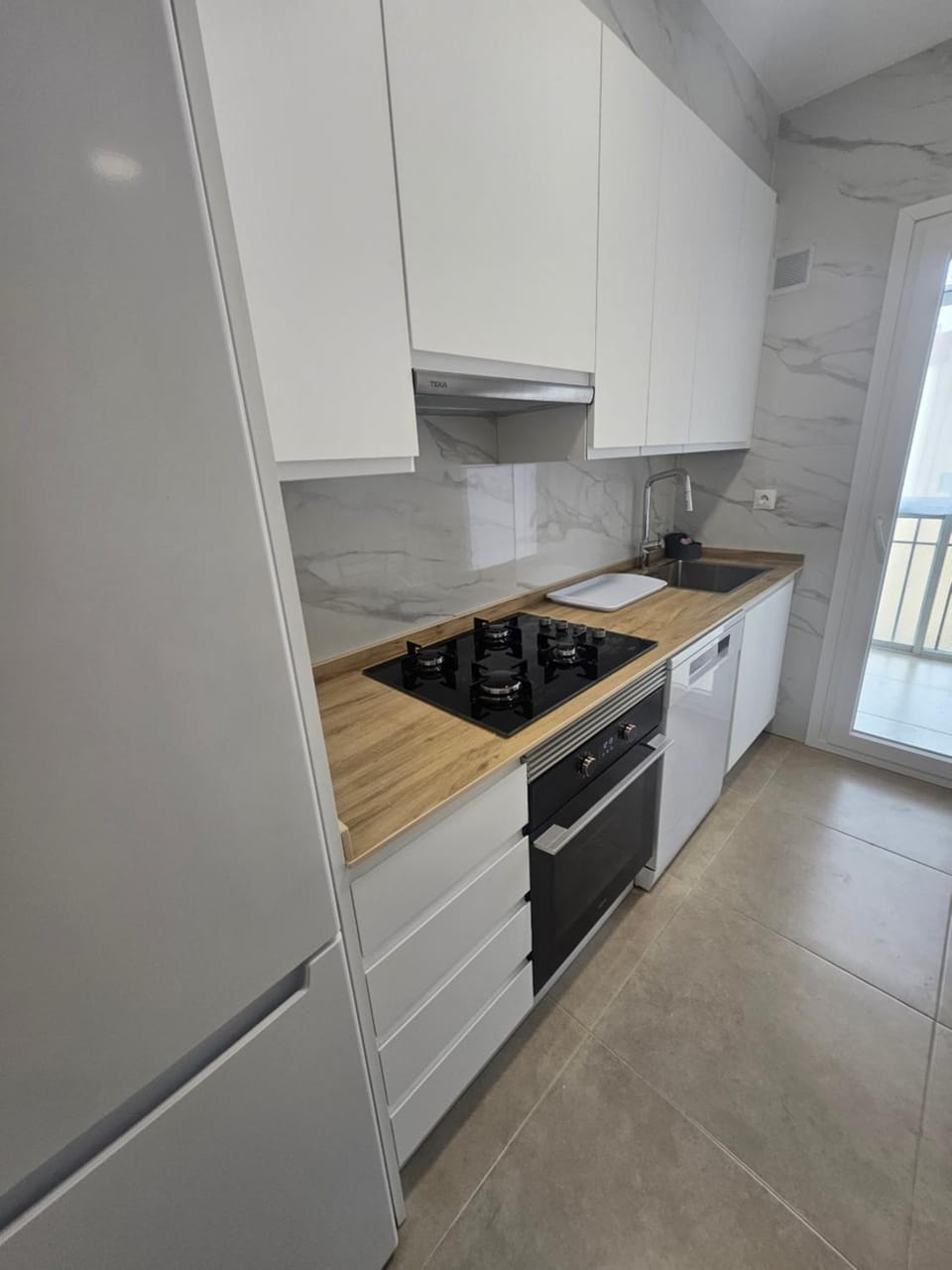 Kitchen or kitchenette, dishwasher, stove