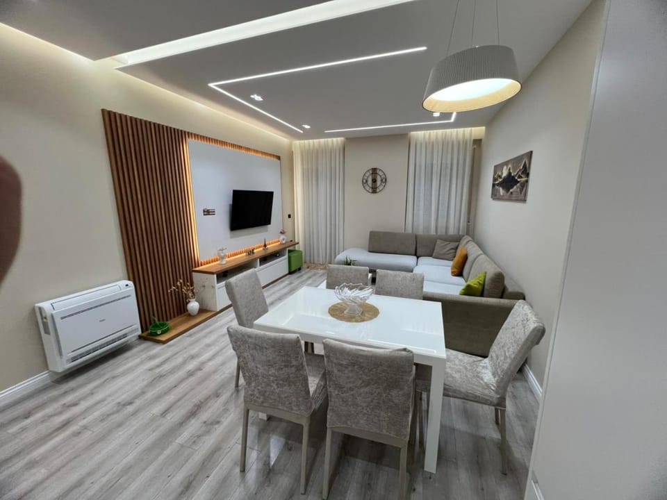 Communal lounge/ TV room, TV and multimedia, Living room, Dining area