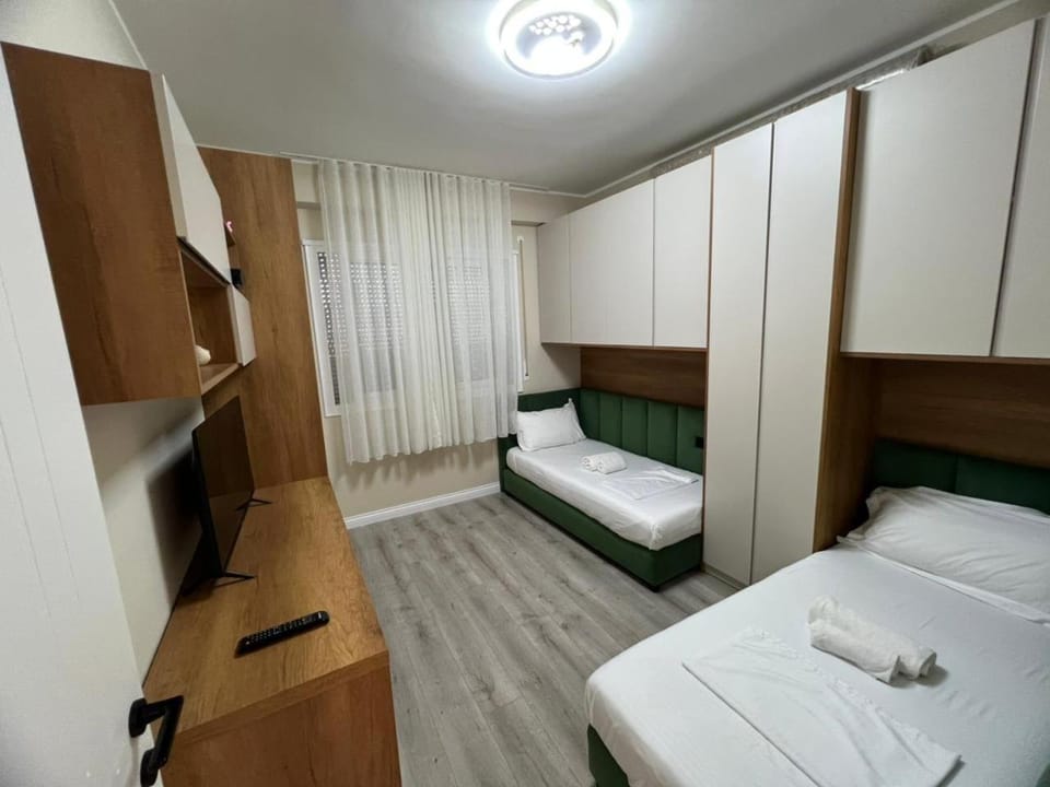 Property building, Bed, TV and multimedia, Seating area, Bedroom, wardrobe