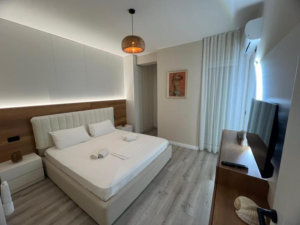 Bed, TV and multimedia, Photo of the whole room, Bedroom