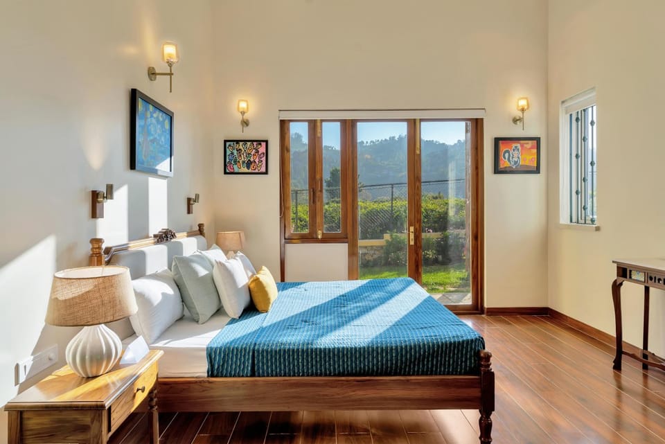 Bed, Photo of the whole room, Seating area, Bedroom