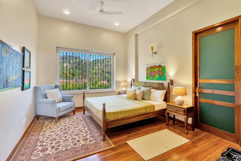 Bed, Photo of the whole room, Seating area, Bedroom