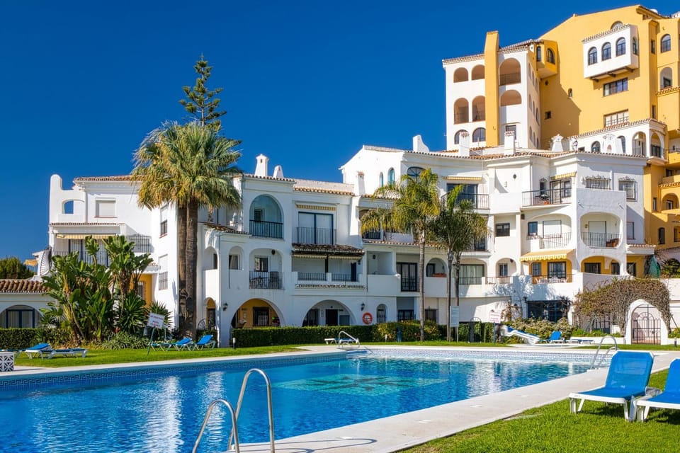Property building, Day, Swimming pool, sunbed