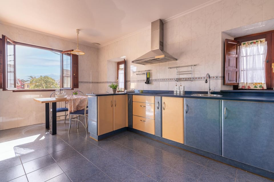Kitchen or kitchenette, Dining area, stove