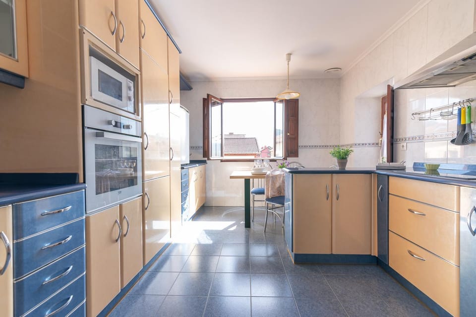 Kitchen or kitchenette, Dining area, oven