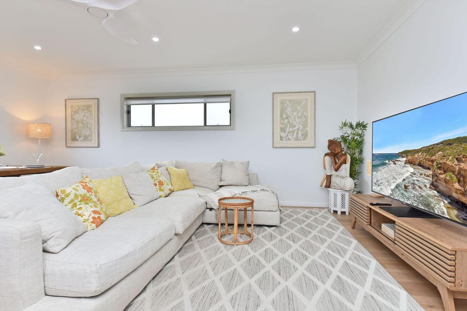 Finns at Caves Beach Resort House in Swansea