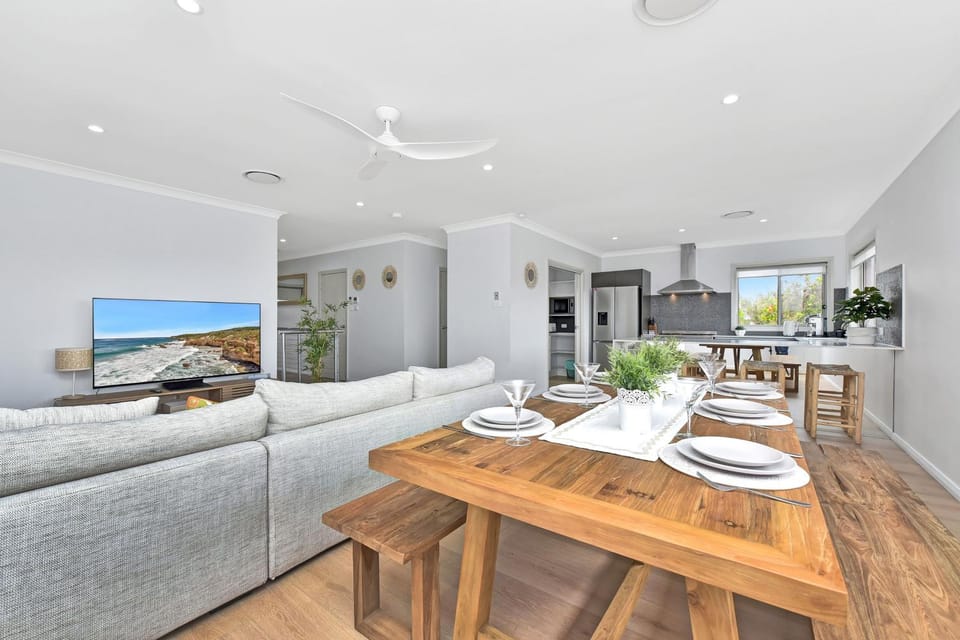 Finns at Caves Beach Resort House in Swansea