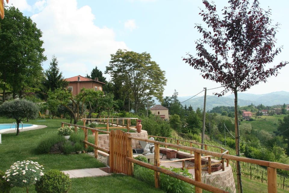 Garden, Mountain view, Pool view