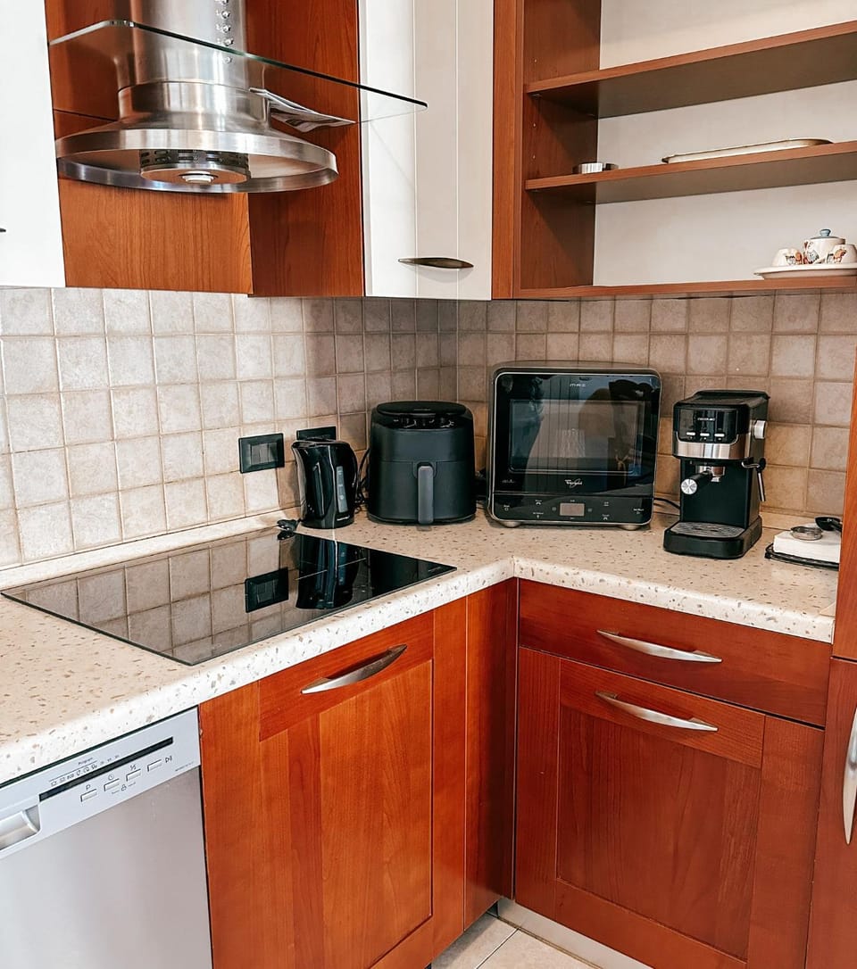 Coffee/tea facilities, Kitchen or kitchenette, stove