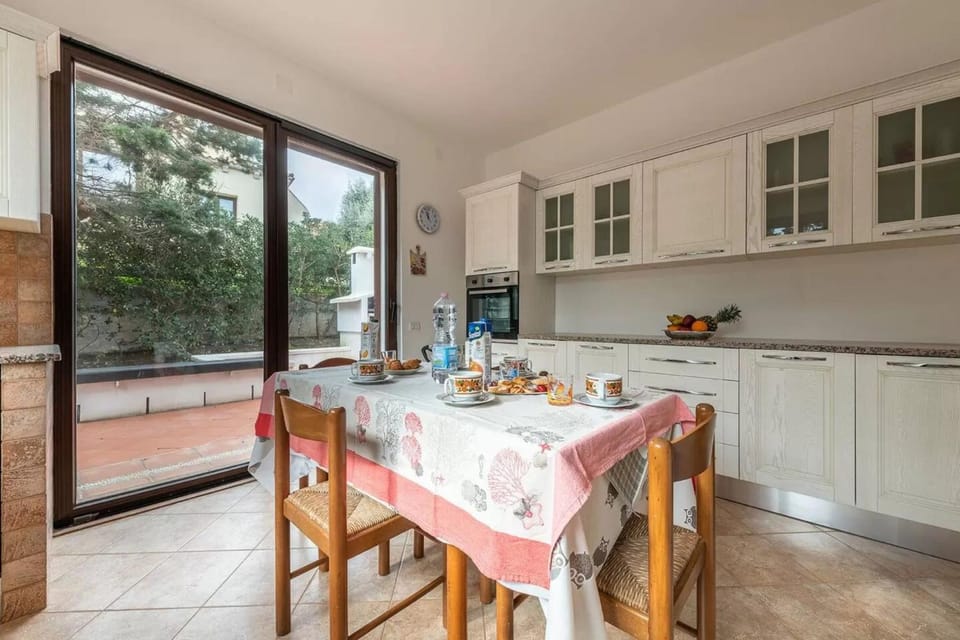 Dining area, kitchen