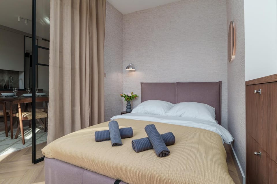 Bed, Bedroom, towels