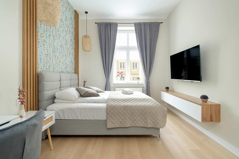 Bed, Seating area, Evening entertainment, Bedroom