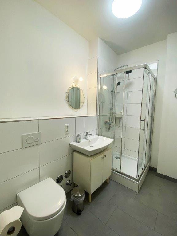 Shower, Toilet, Bathroom, towels