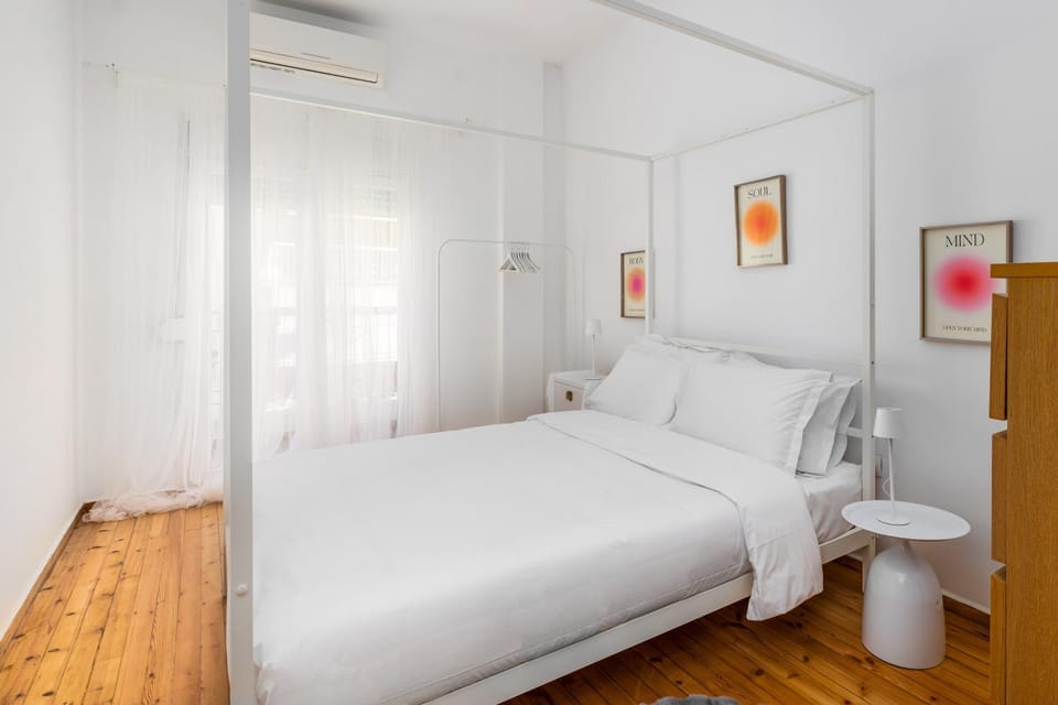 Bed, Photo of the whole room, Bedroom, air conditioner