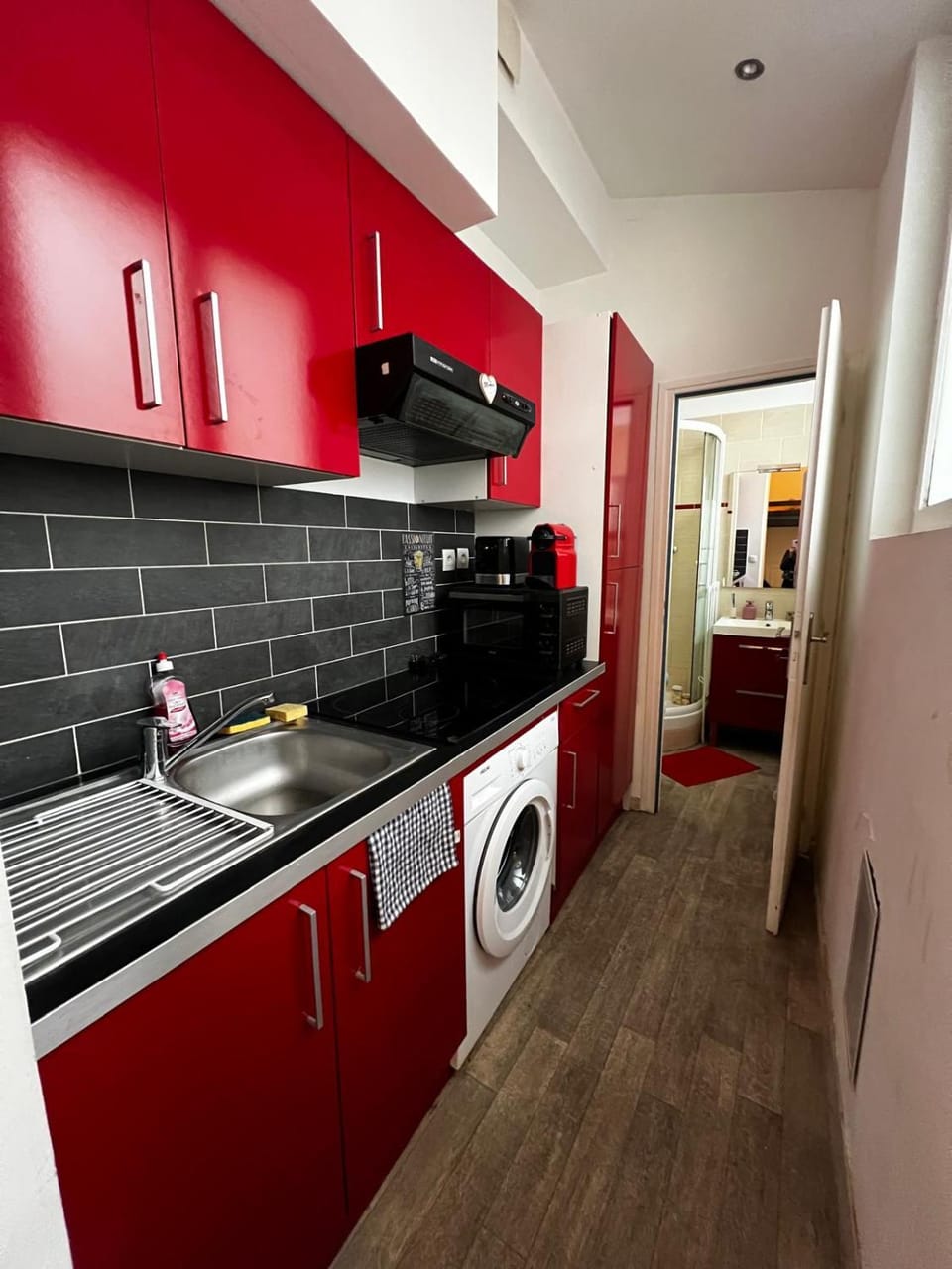 Kitchen or kitchenette, oven, stove, washing machine