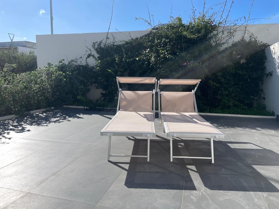 Patio, Day, sunbed