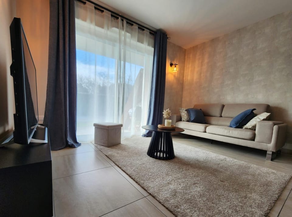 Communal lounge/ TV room, TV and multimedia, Living room, Seating area