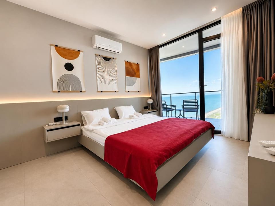 Bed, Natural landscape, View (from property/room), Balcony/Terrace, Photo of the whole room, Bedroom, Sea view, towels, VIP, air conditioner