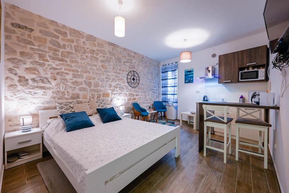 Bed, Seating area, Dining area, Bedroom