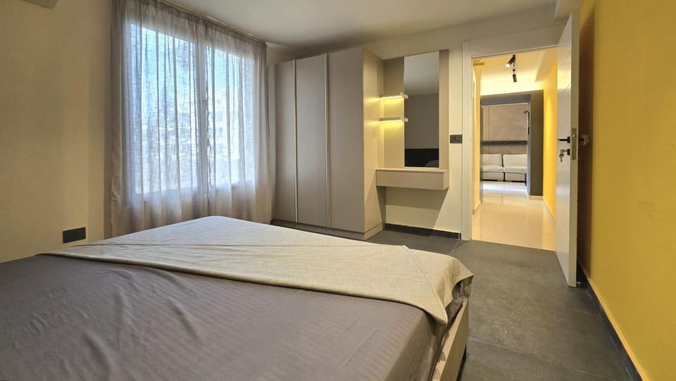 Photo of the whole room, Bedroom, wardrobe