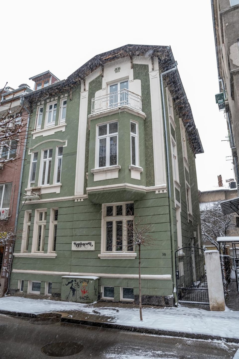 Property building, Day, Neighbourhood, Street view