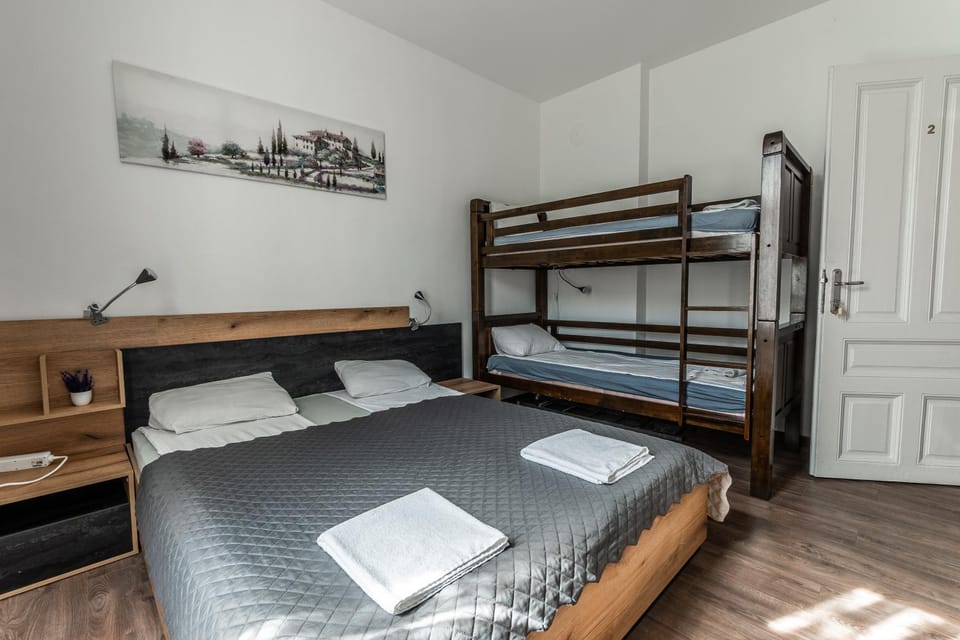 Bed, Bedroom, bunk bed, towels
