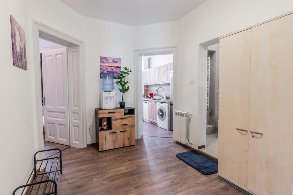 Kitchen or kitchenette, minibar