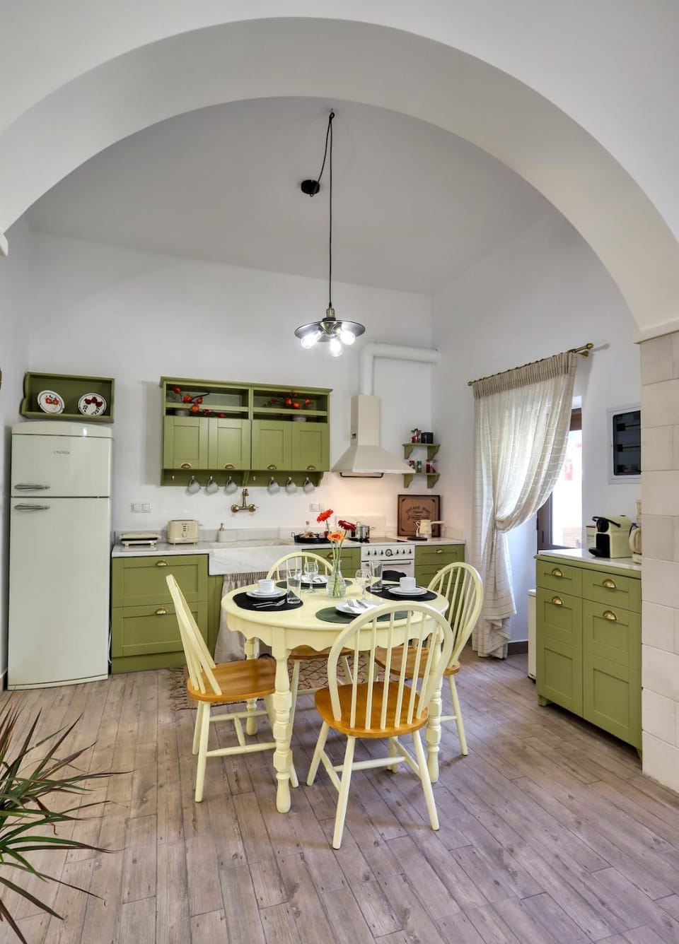 Kitchen or kitchenette, Dining area, oven, stove