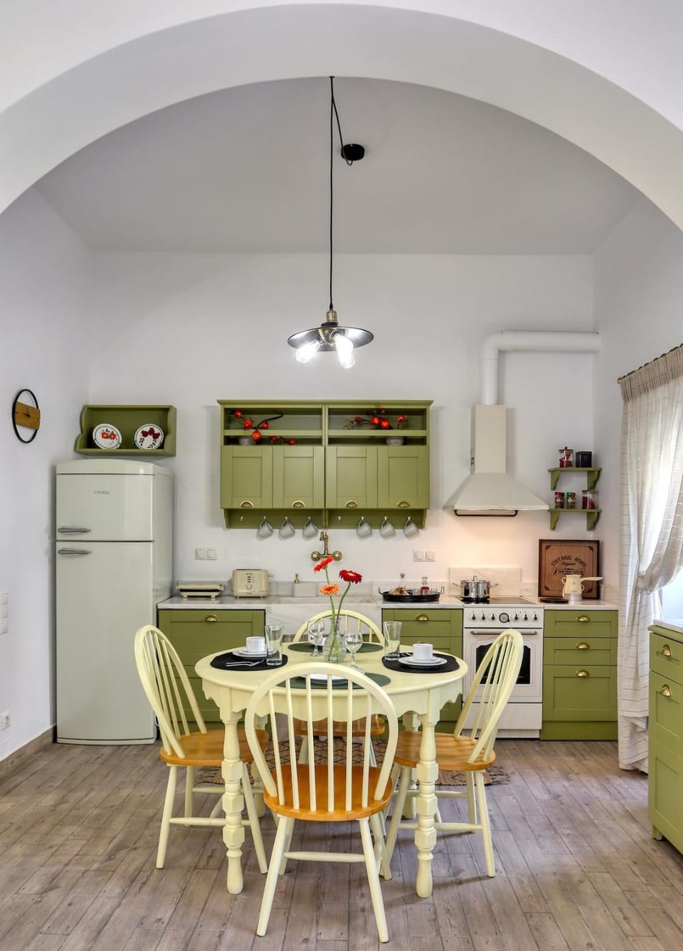 Kitchen or kitchenette, Seating area, Dining area, oven, stove