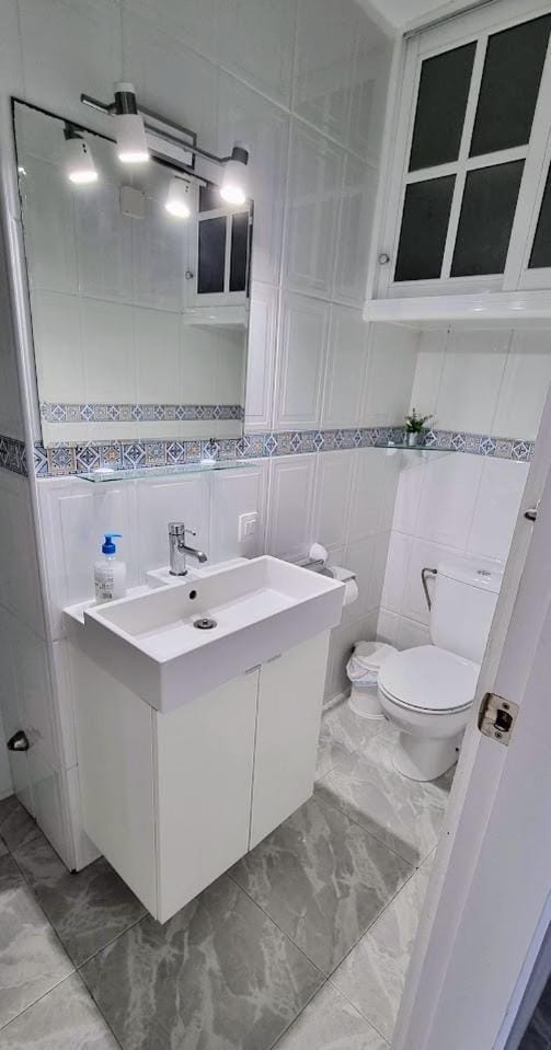 Toilet, Bathroom, towels