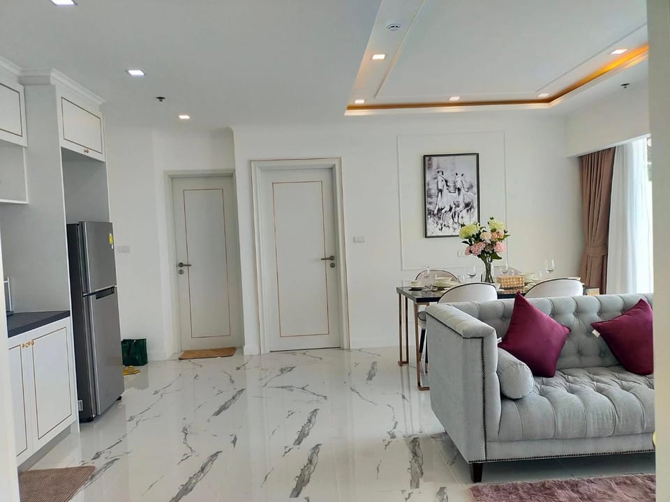 Sea View 2 Bed Room Luxury Near The Beach Apartment in Pattaya City