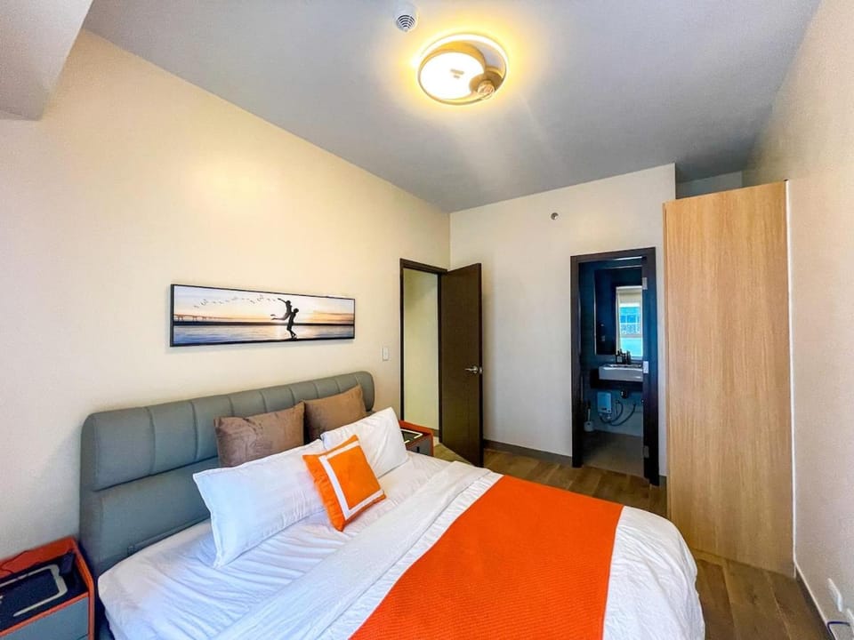 Cozy 2BR Suite near Airport & Okada, Infinity Pool Apartment in Pasay
