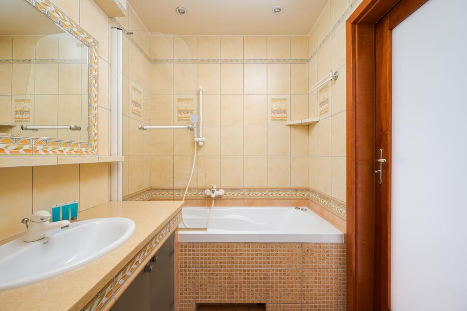 Bathroom, Bath, towels