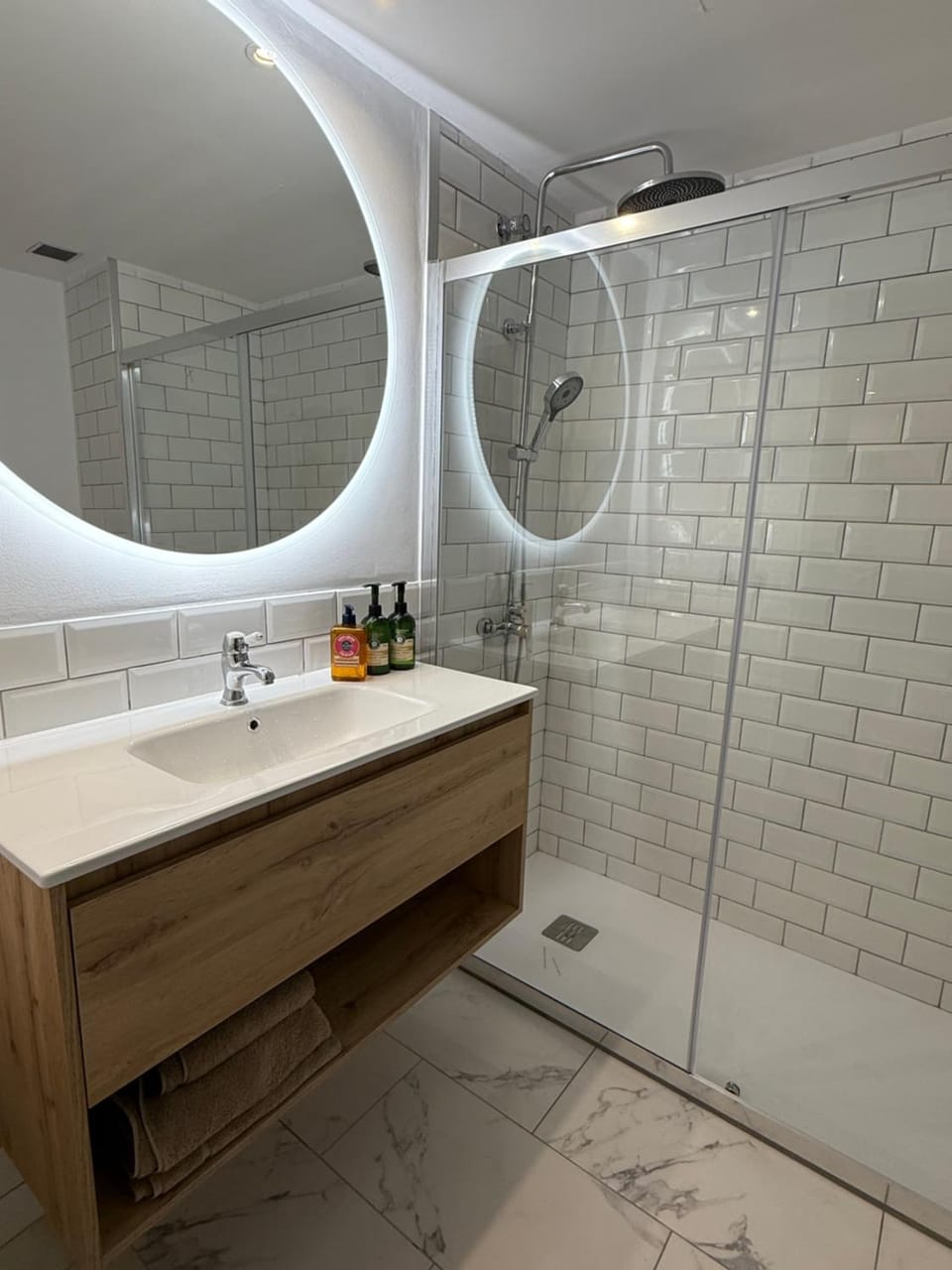 Shower, Bathroom, towels