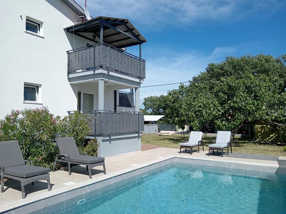 Property building, Swimming pool, sunbed