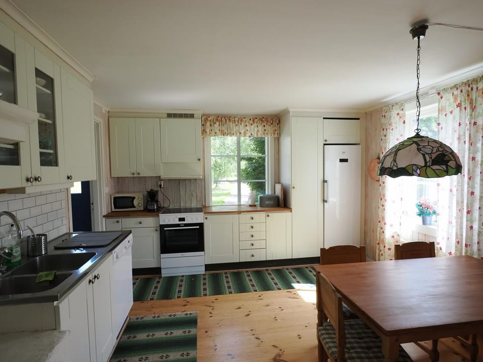 Kitchen or kitchenette, Dining area, dishwasher, oven, stove