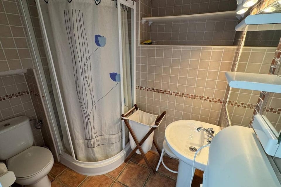 Shower, Toilet, Bathroom, towels