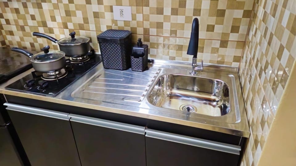 Coffee/tea facilities, Kitchen or kitchenette, minibar, stove