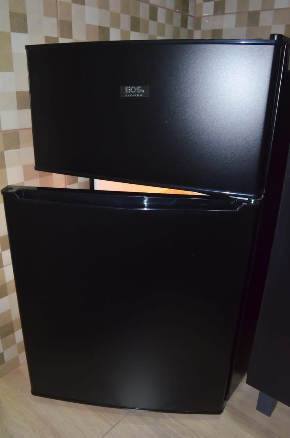 Kitchen or kitchenette, minibar
