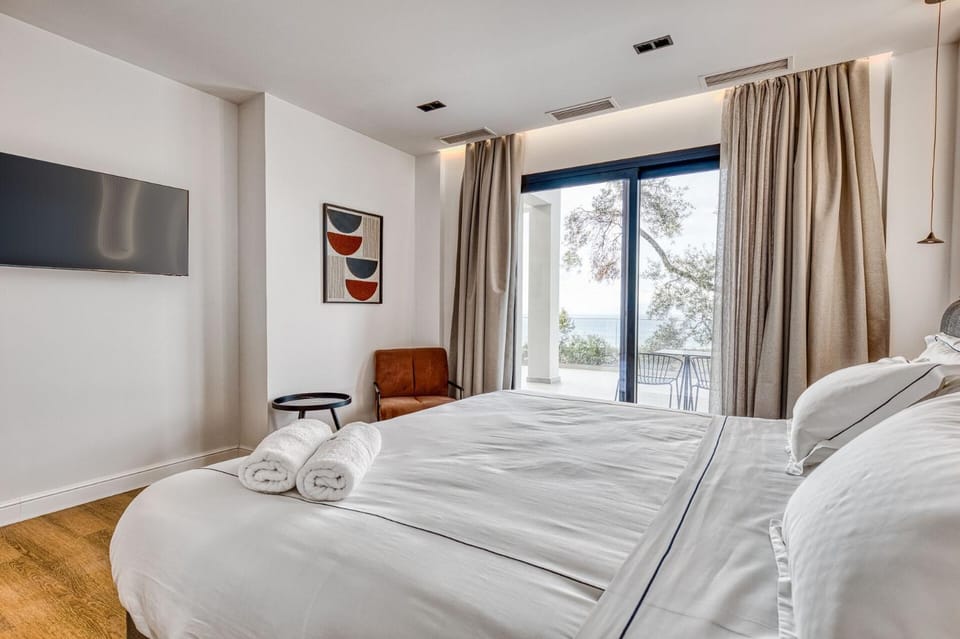Bed, TV and multimedia, Photo of the whole room, Bedroom, towels