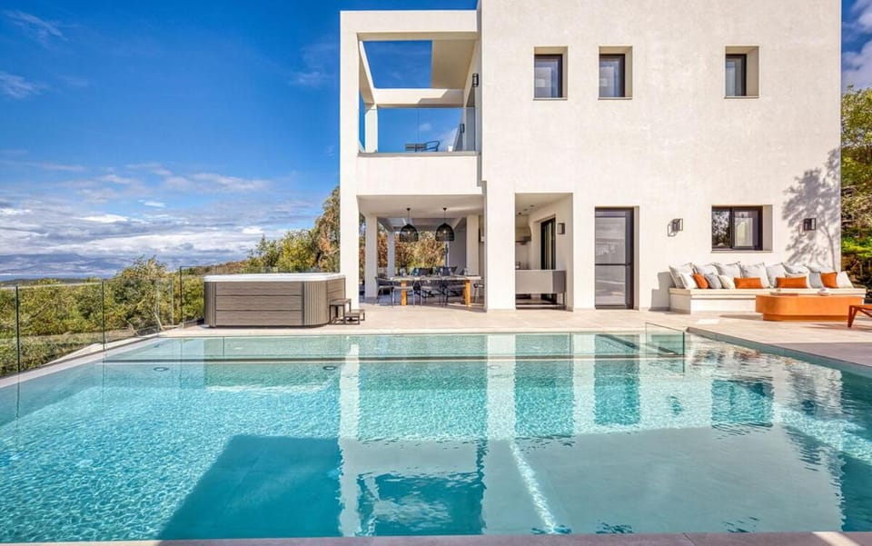 Property building, Patio, Hot Tub, Pool view, Swimming pool, sunbed