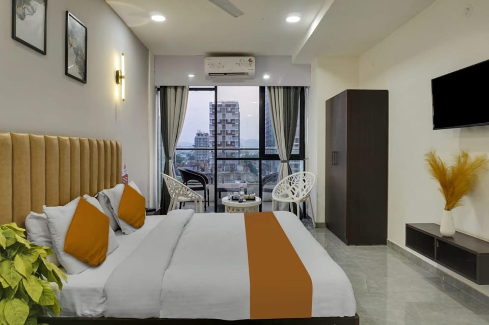 Bed, TV and multimedia, Living room, Photo of the whole room, Seating area, Bedroom