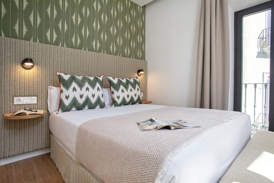 Bed, Balcony/Terrace, Photo of the whole room, Bedroom