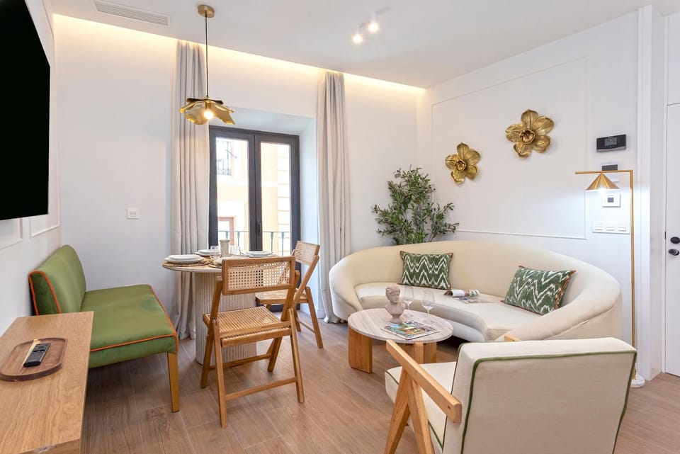 TV and multimedia, Living room, Seating area, Dining area